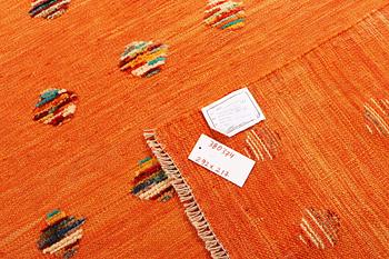 A modern design kilim carpet, a. 292 x 217 cm.