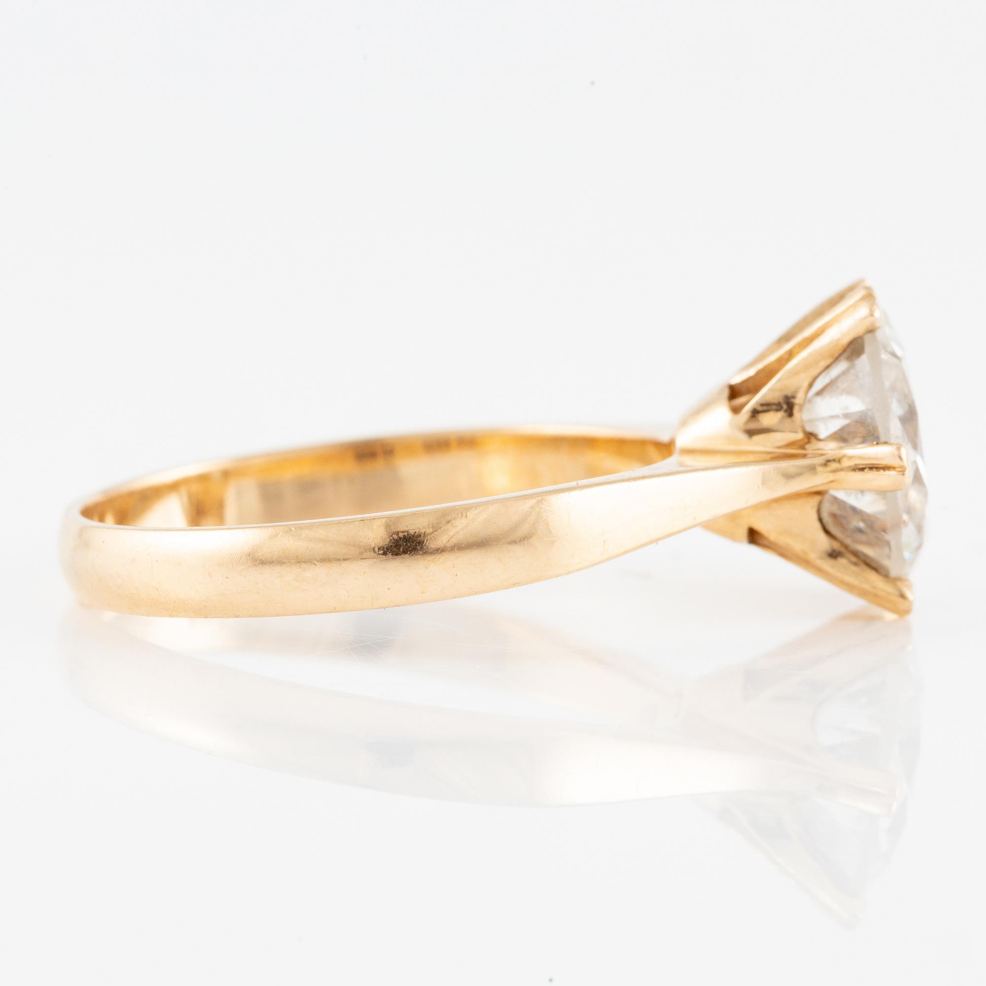 Ring 18K gold with a round brilliant-cut diamond.