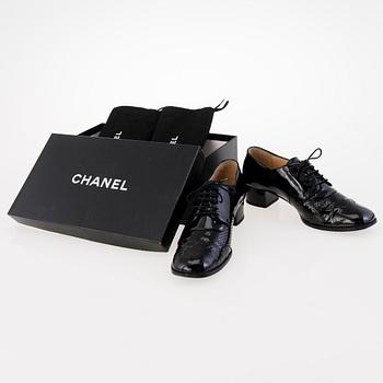 CHANEL Black Patent Leather Brogue Lace-up shoes in size 39.
