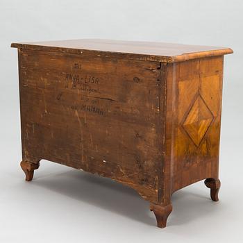 A first half of the 18th Century late Baroque chest of drawers.