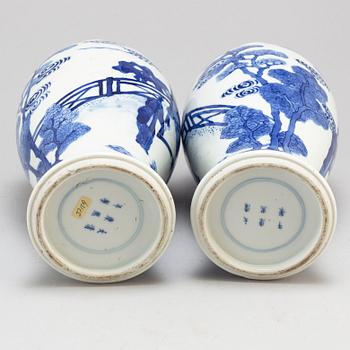 A pair of blue and white vases, Qing dynasty, 19th Century.