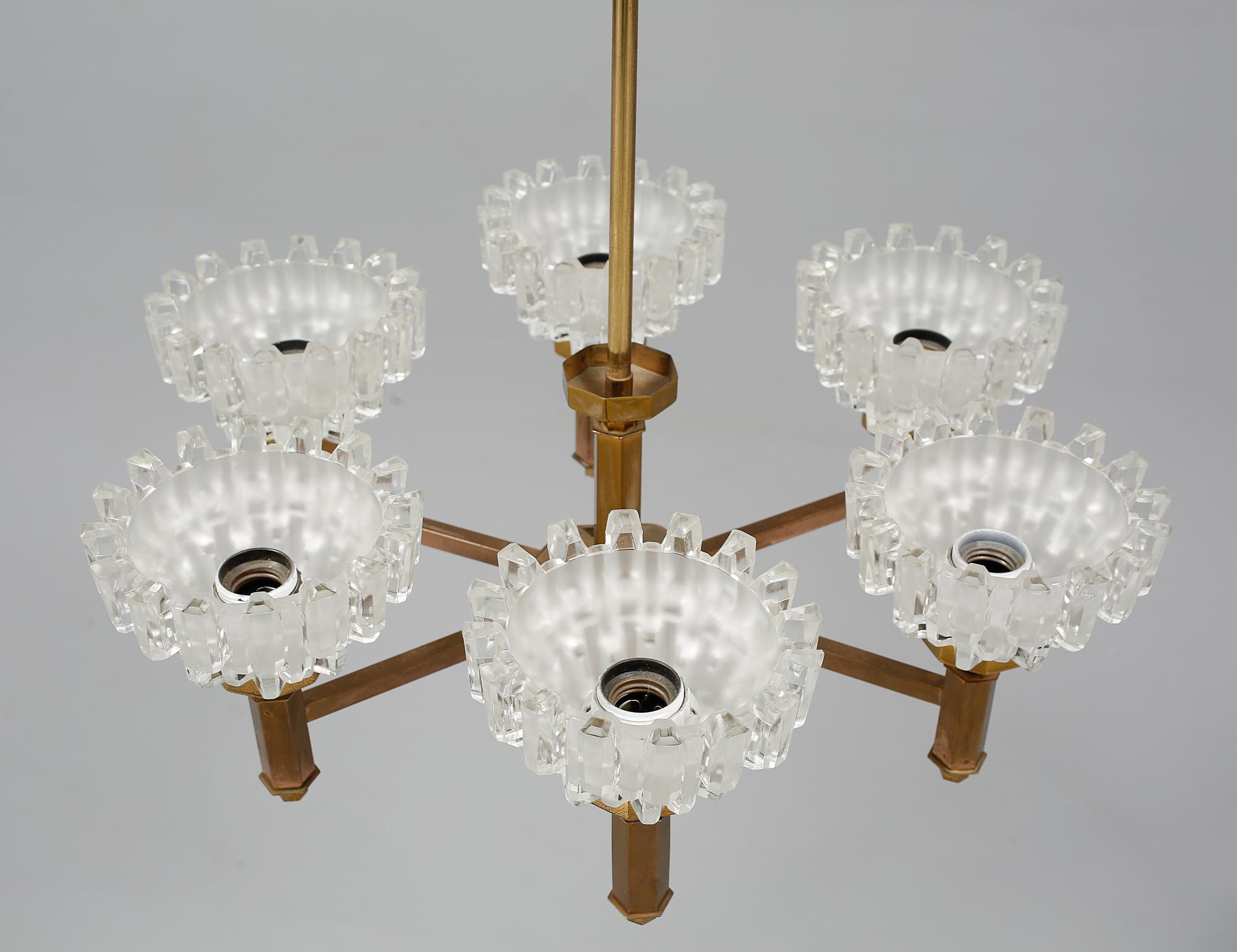 TAKLAMPA, omkring 1900-talets mitt, höjd 77 cm.