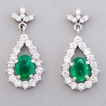 A NECKLACE, EARRINGS and RING, facetted emeralds, brilliant cut diamonds, 18K gold. Tillander 1984.