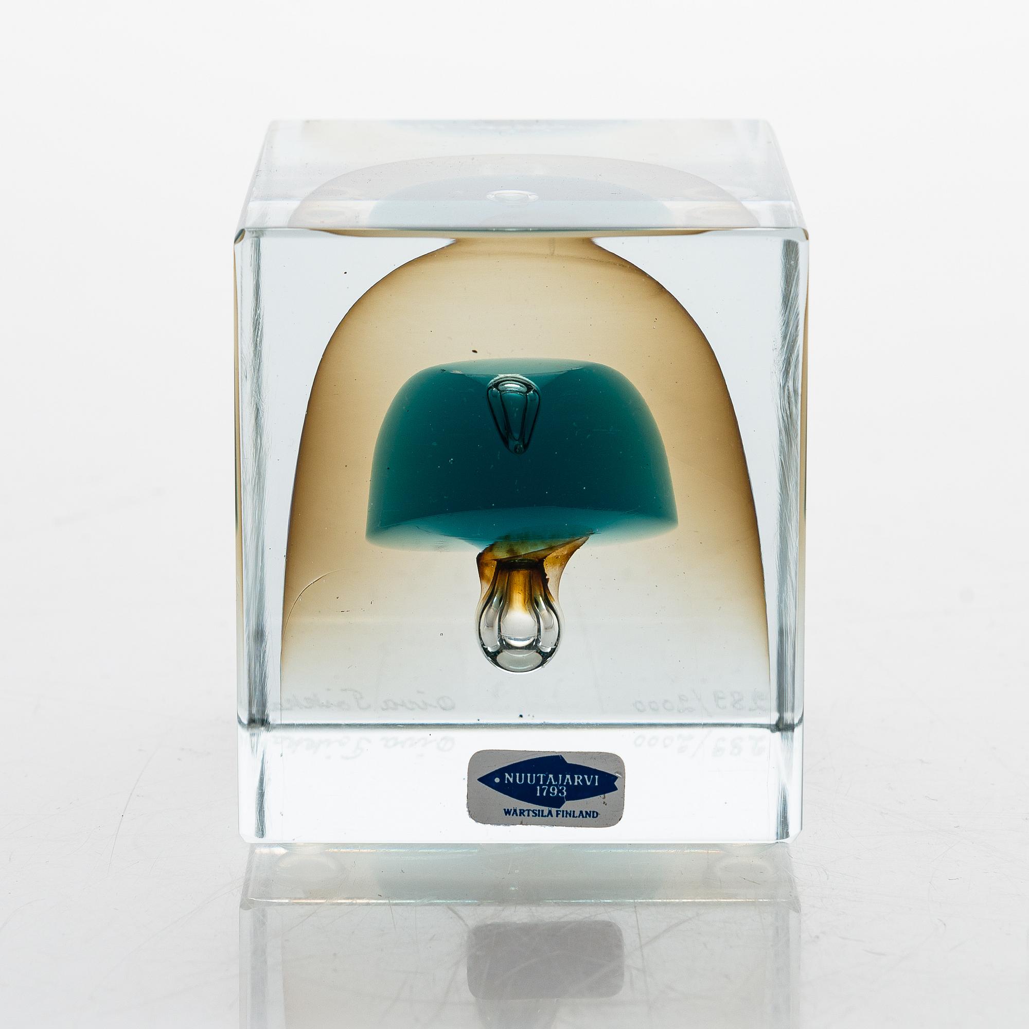 Oiva Toikka, An annual glass cube, signed Oiva Toikka 289/2000, Nuutajärvi 1983.
