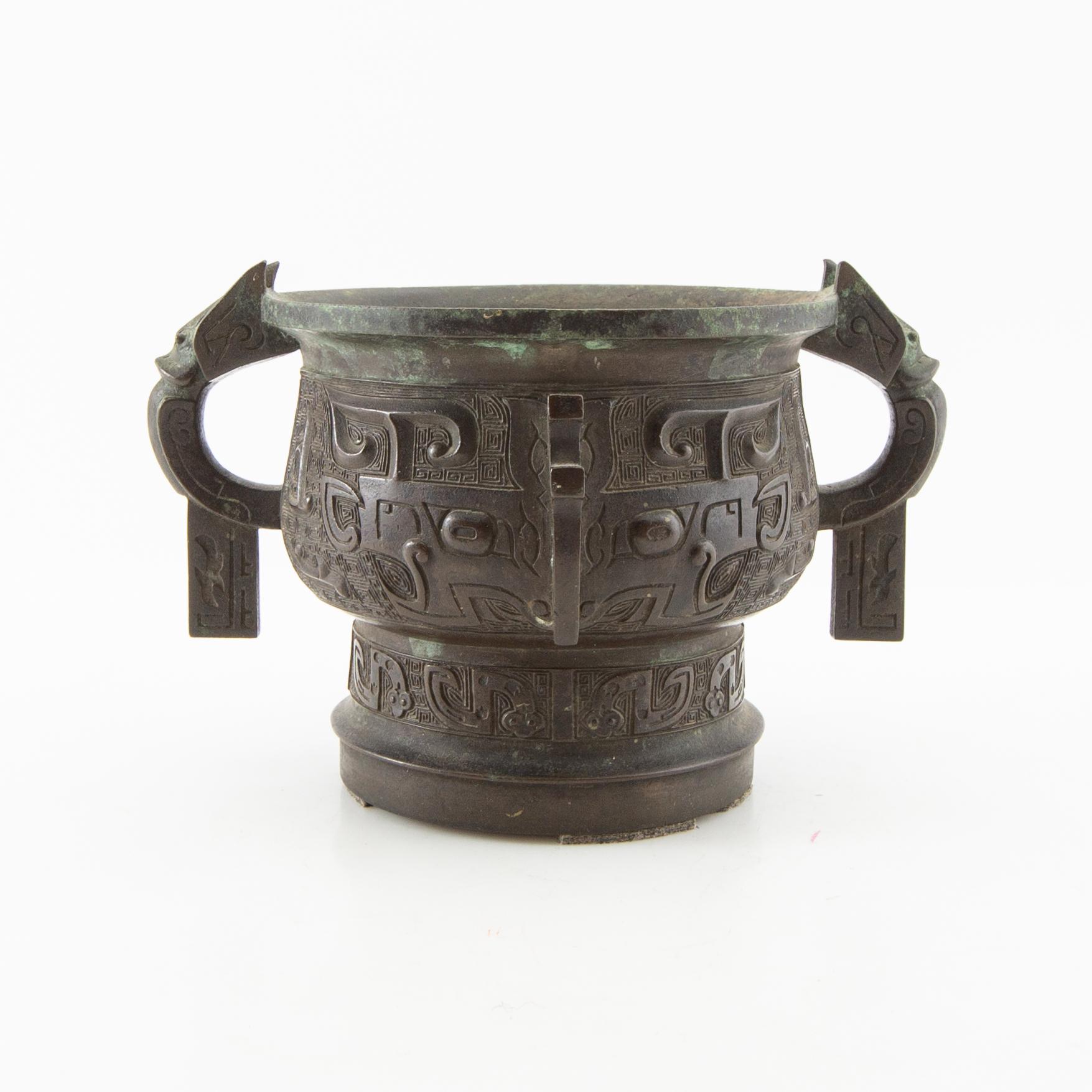 Rökelsekar, brons. Qingdynastin, 1700-/1800-tal.