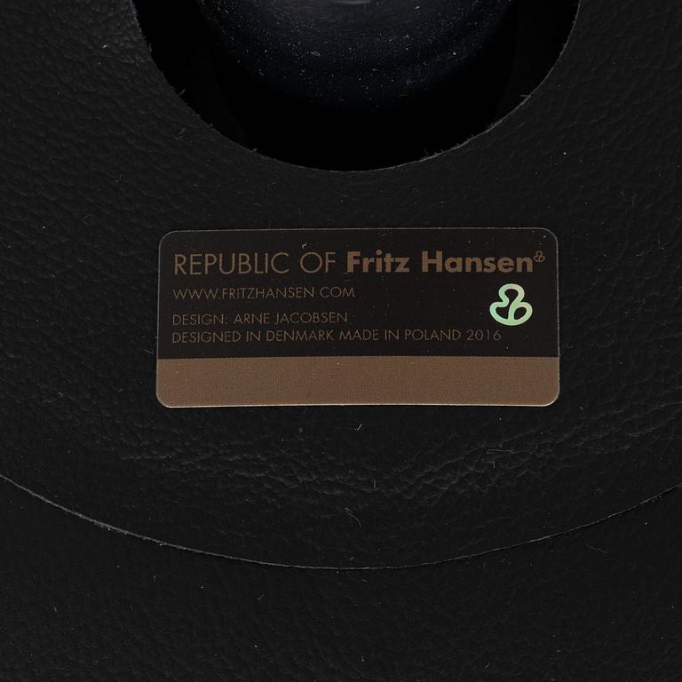 Arne Jacobsen, fåtölj med fotpall, "Ägget", Fritz Hansen, Danmark, 2016.