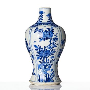 Vas, porslin. Qingdynastin, Kangxi (1662-1722).