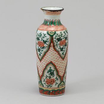 A Chinese wucai porcelain rouleau vase, Qing dynasty (1644-1912).