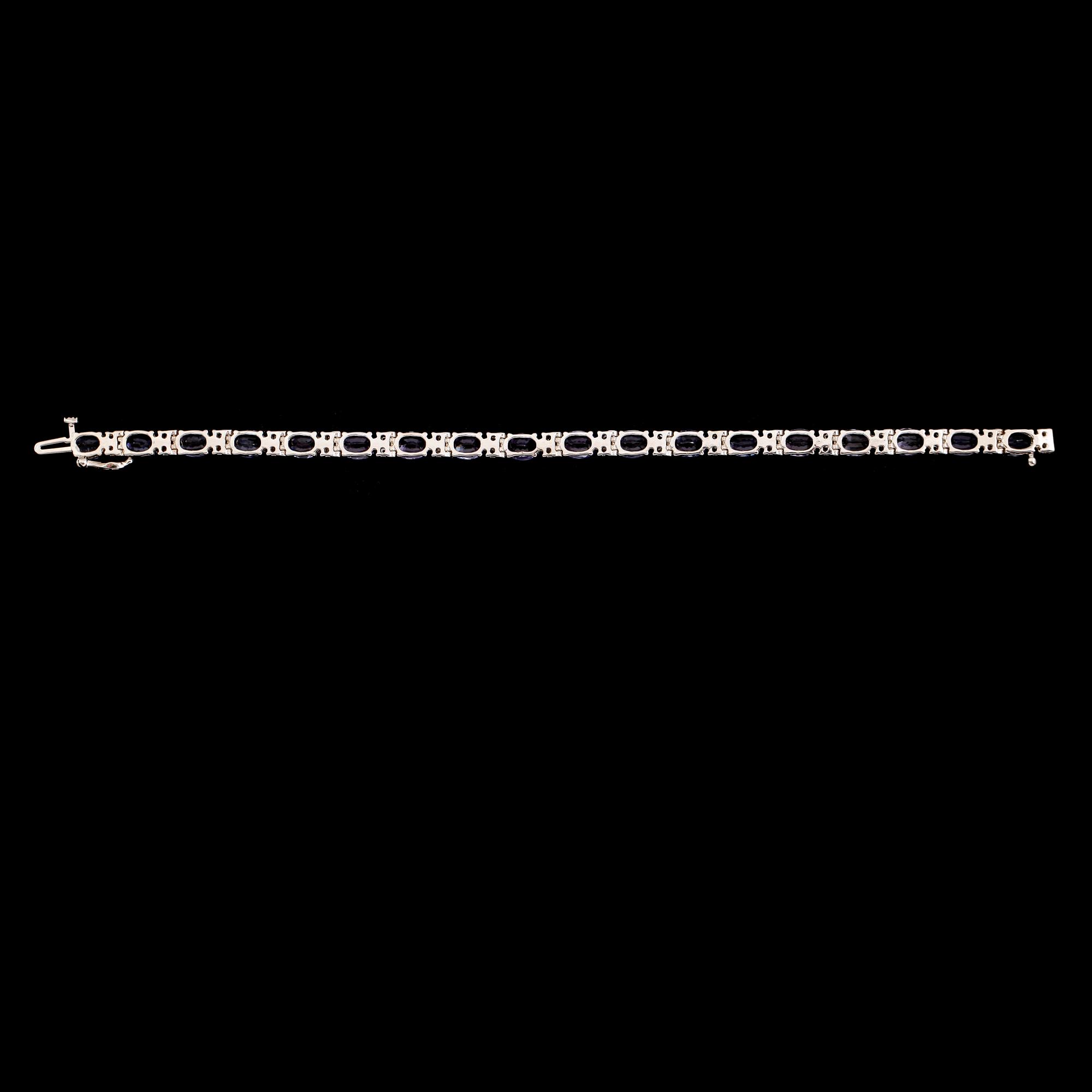 ARMBAND, 14 k vitguld, 18 blå tanzaniter tot ca 12.60 ct, briljanter tot ca 1.16 ct.