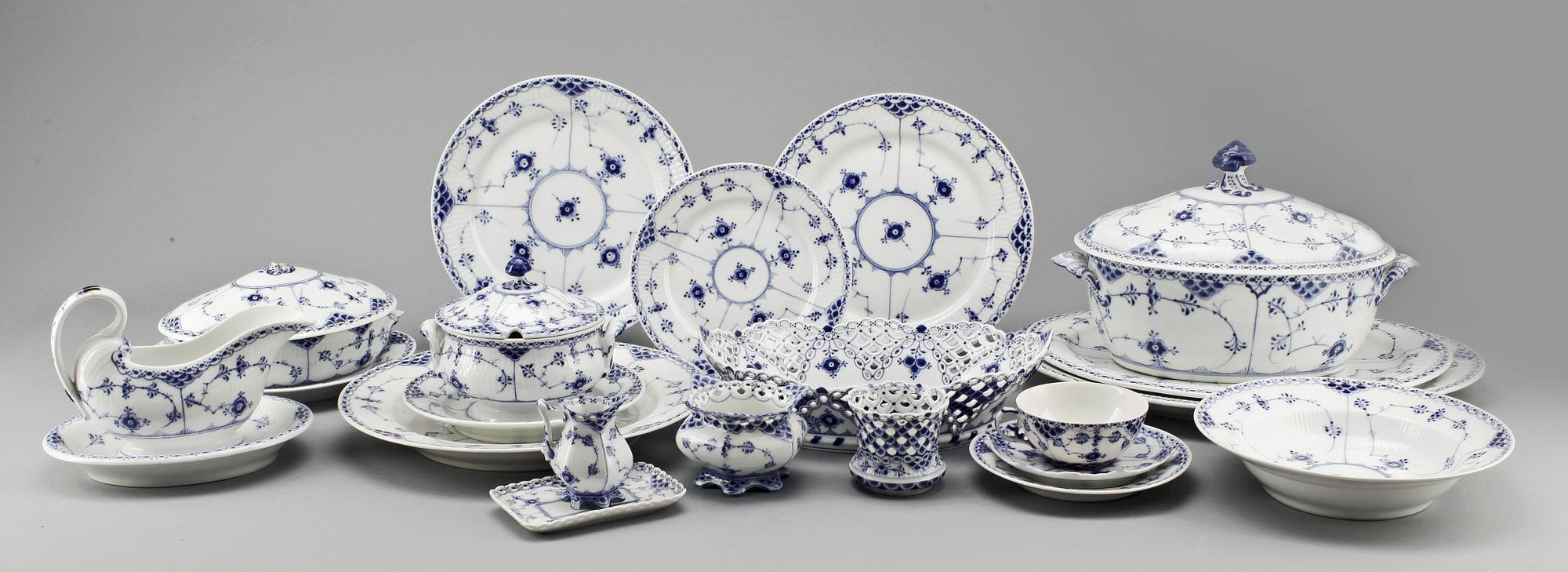MATSERVIS, ca 80delar, porslin, Musselmalet, Royal Copenhagen.