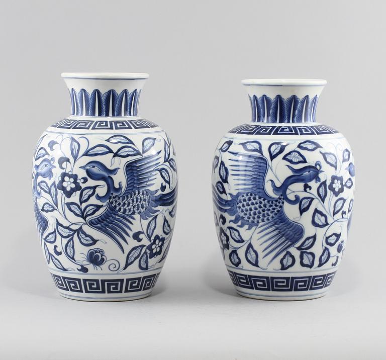 VASER, 2 st snarlika, porslin, Kina, modern tillverkning.