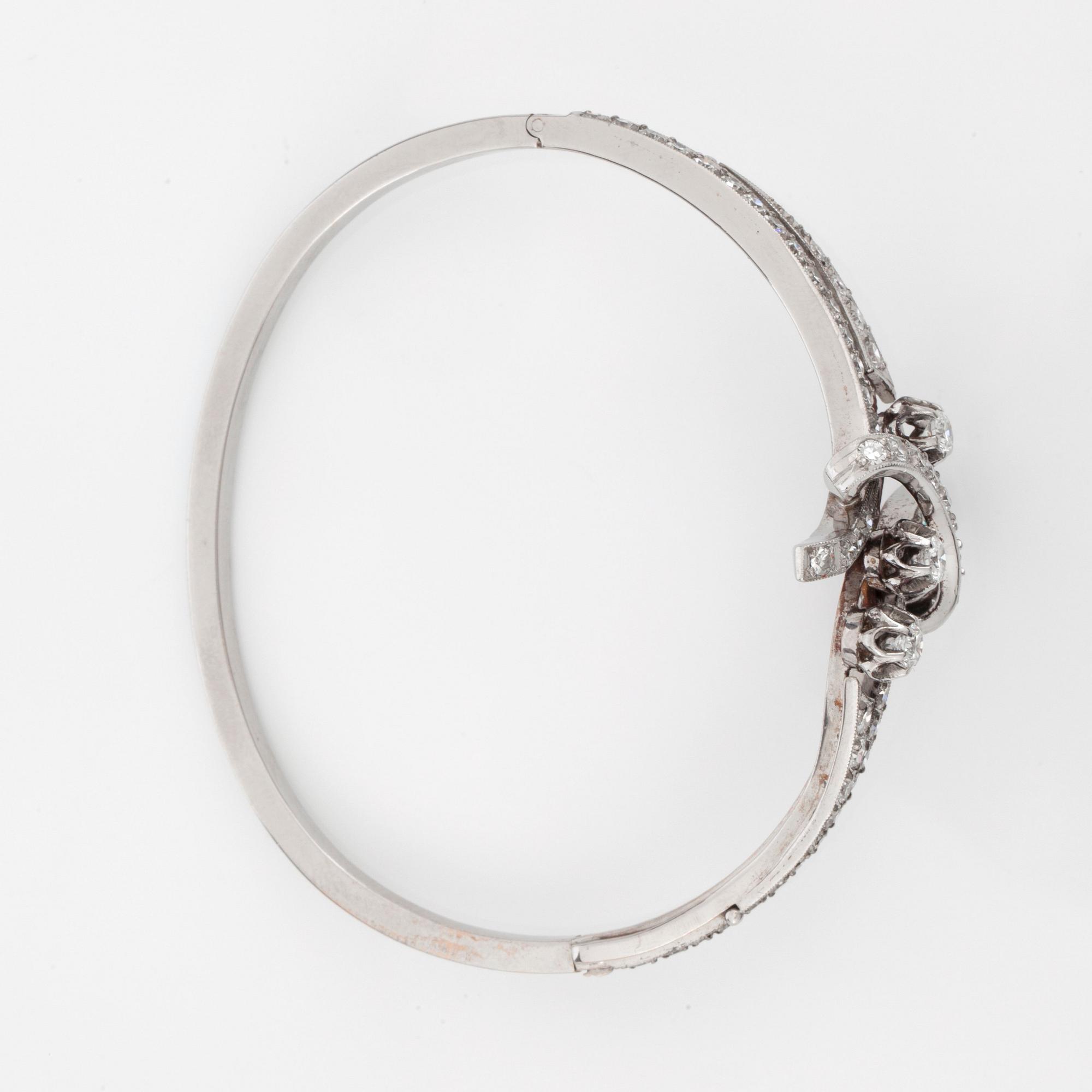 A bracelet with single- and brilliant-cut diamonds. Total carat weight circa 2.70 cts.