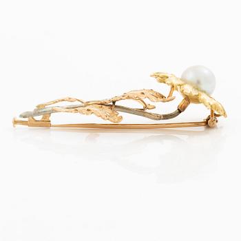 Buccellati brosch i form av en blomma 18K guld i tre färger med en odlad pärla.