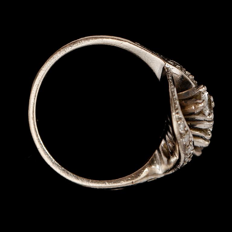 RING, vitguld briljanter. Total vikt ca 9 g.