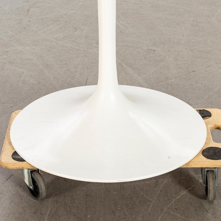 EERO SAARINEN, a dinner table "Tulip".