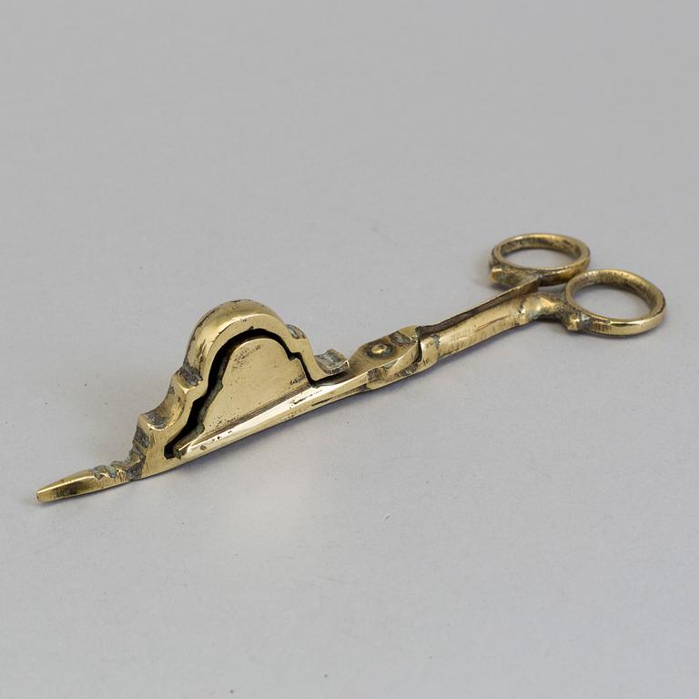 A PAIR OF BRASS CANDLE SCISSORS, 17th century.