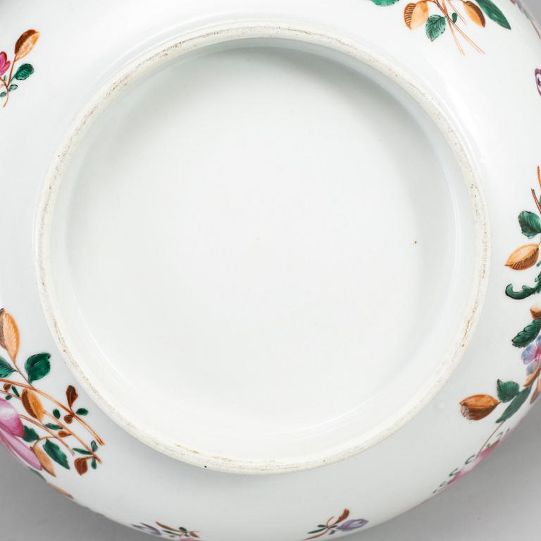 A famille rose punch bowl, Qing dynasty, Qianlong (1736-95).