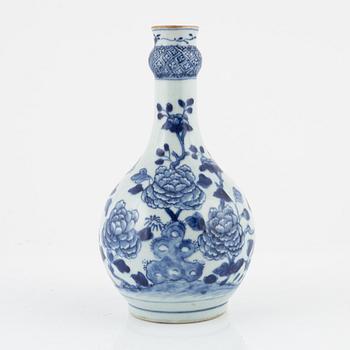 A blue and white porcelian vase, Qing dynasty, 18th Century.