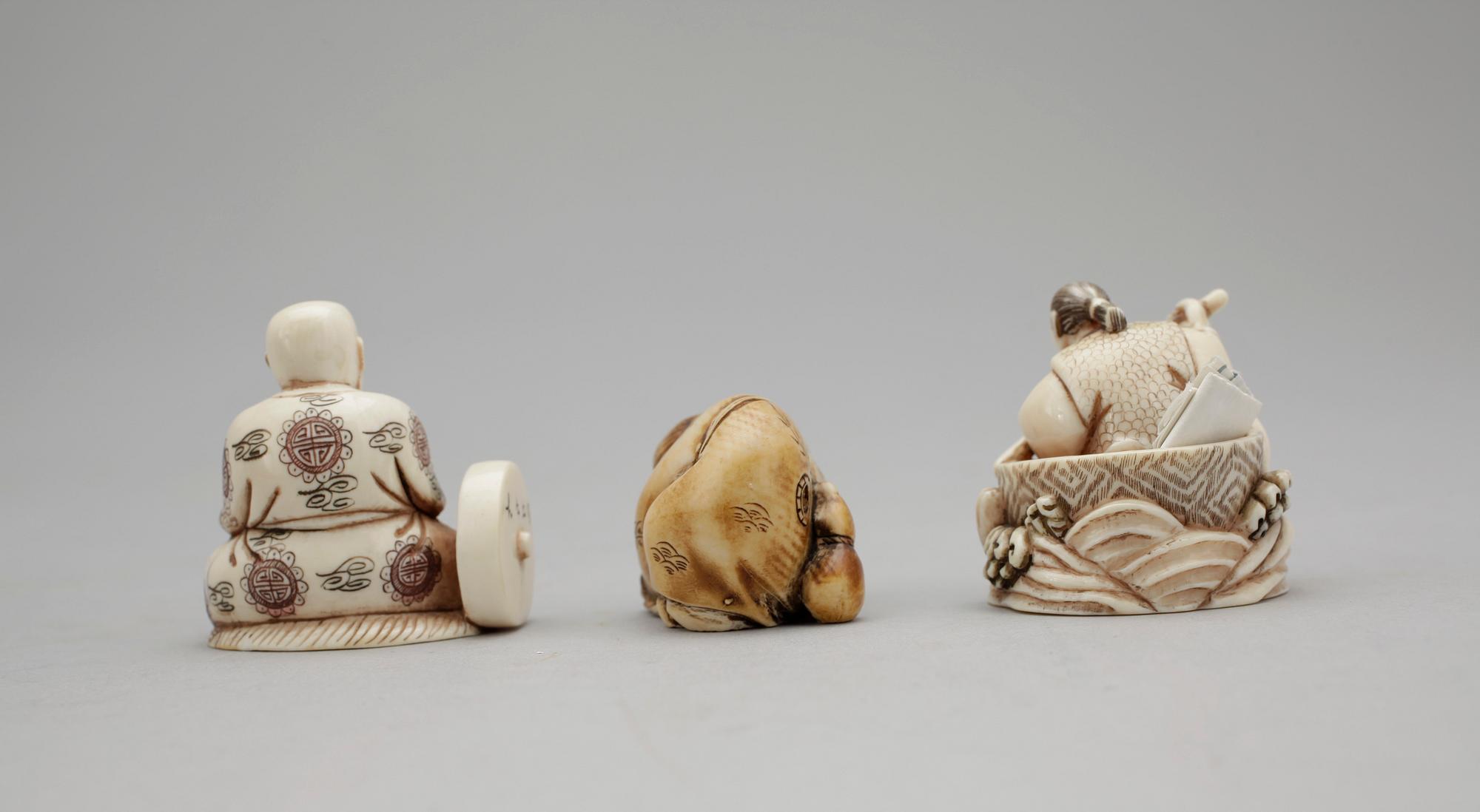 NETSUKE, 3 st, ben, Japan, 1900-tal.