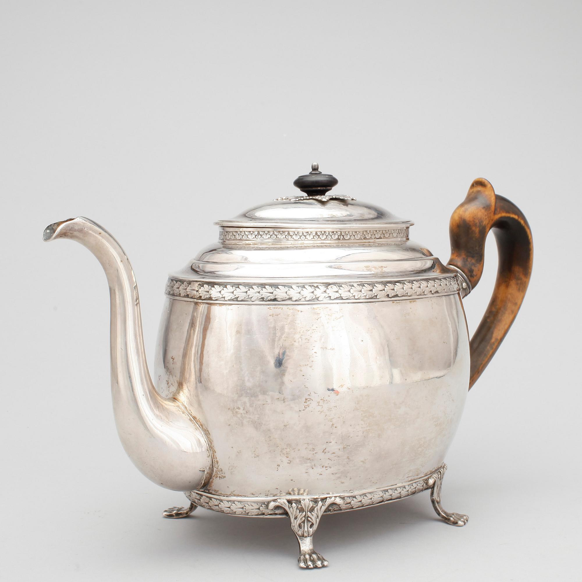 TEKANNA, silver, empire, Johan Petter Grönvall, Stockholm 1824. Vikt ca 860 gram.