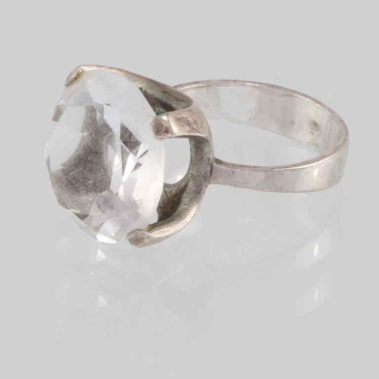 RING, silver med fasettslipad bergkristall, H Svedbom, Vetlanda 1971. Vikt 5,8 gram.