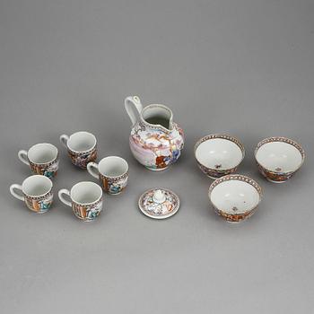 DOCKSERVISDELAR, 9 st, porslin, Qingdynastin, Qianlong (1736-95).