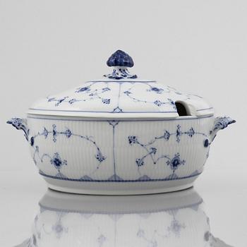 A 'Blue Fluted Plain' tureen with cover and four serving dishes, Royal Copenhagen, model 214 and 217, 1898-1923.