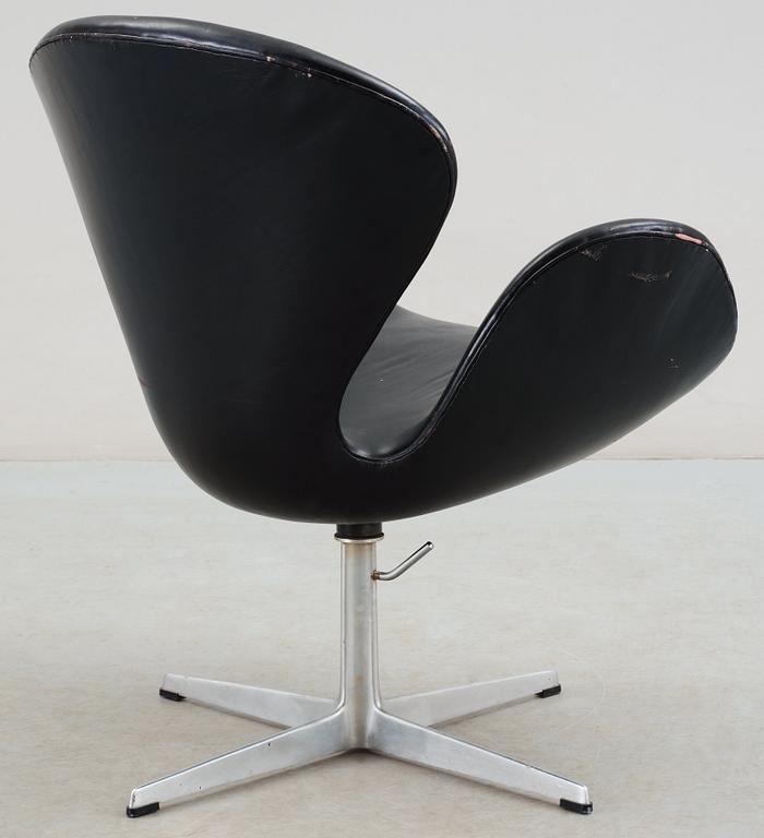 ARNE JACOBSEN, fåtölj, "Svanen", Fritz Hansen, Danmark 1960-tal.