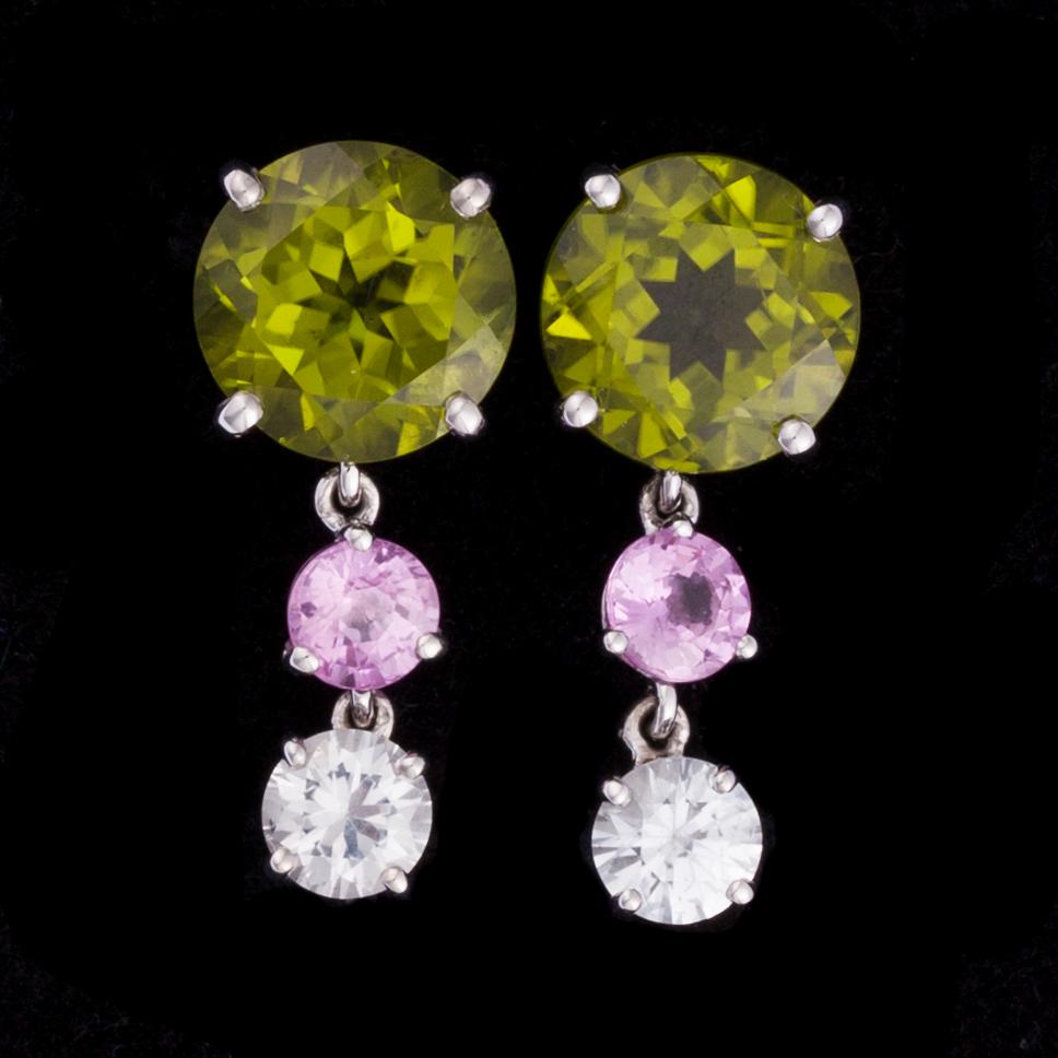 ÖRHÄNGEN, 14K vitguld, peridoter, safirer. Vikt ca 3,7 g.