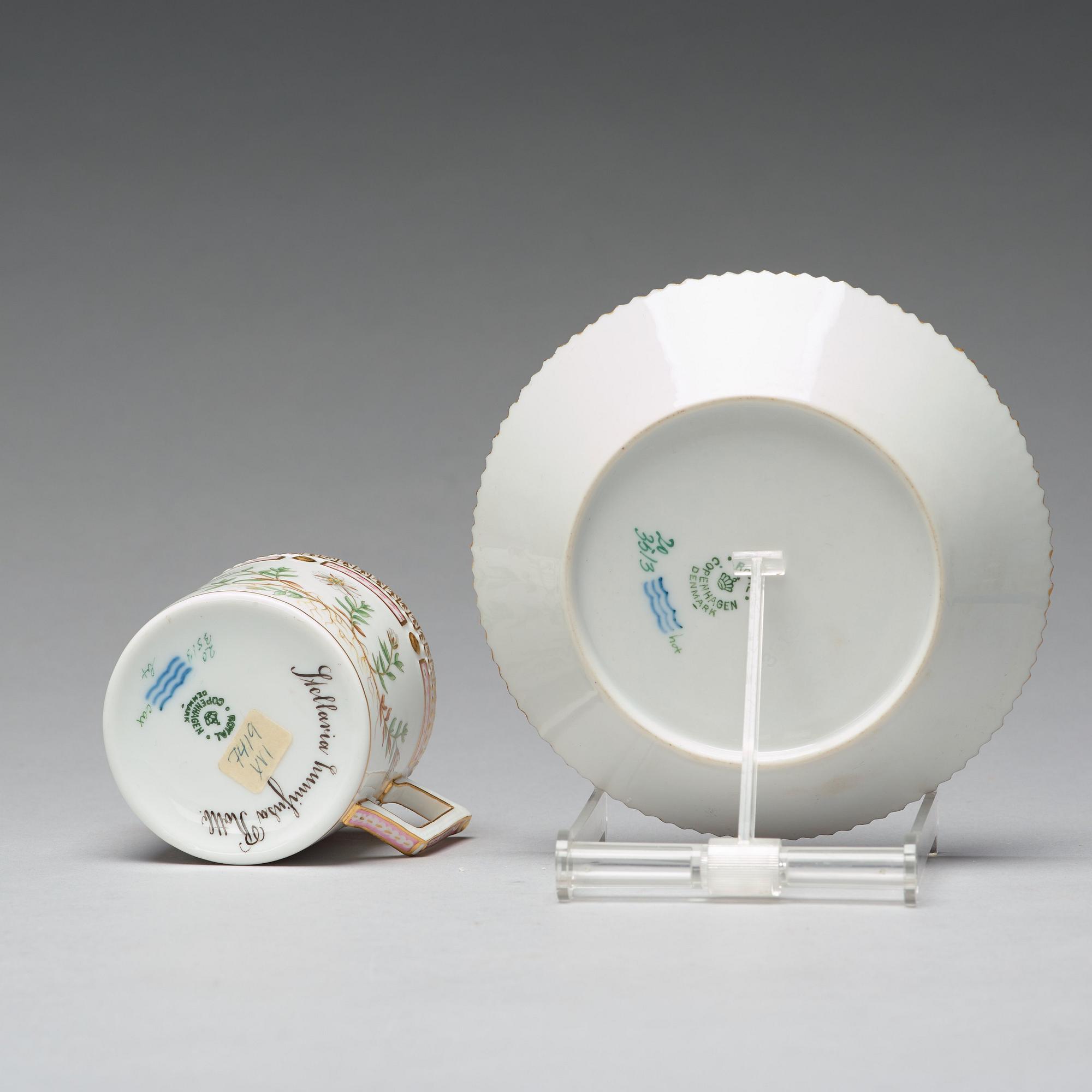 KAFFEKOPPAR med FAT, åtta stycken, porslin. "Flora Danica", Royal Copenhagen, Danmark.