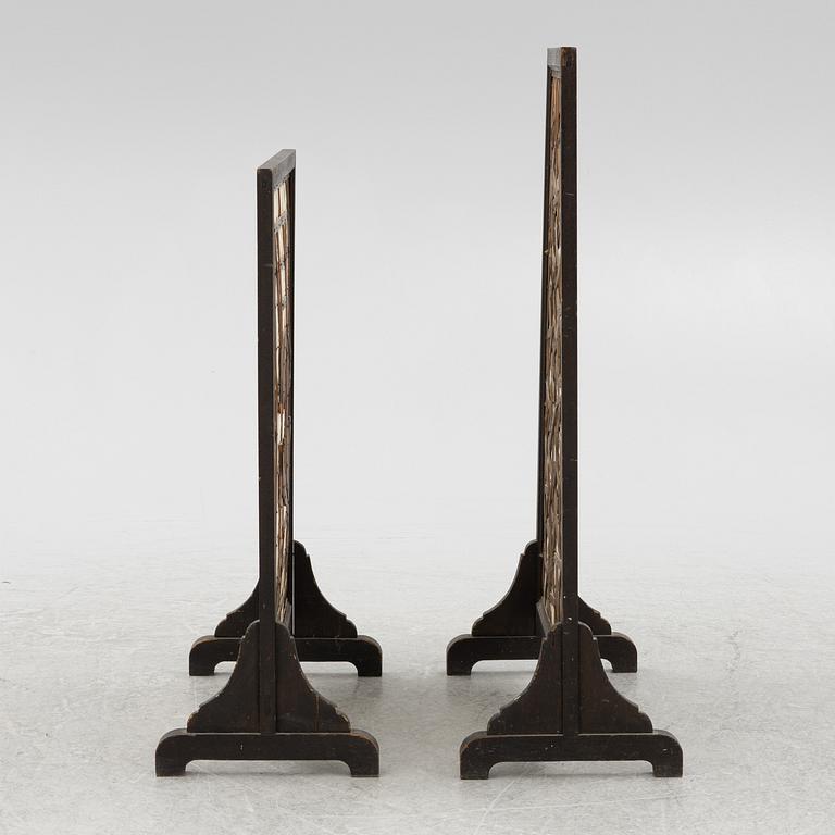 Skärmar två stycken, trä och papp. Kina, sen Qingdynasti/tidigt 1900-tal.