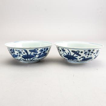 A pair of blue and white bowls, Ming dynasty (1368-1644).