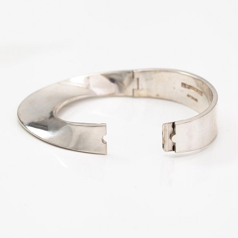 Pekka Piekäinen, Armband, sterlingsilver. Auran Kultaseppä, Åbo 1976.