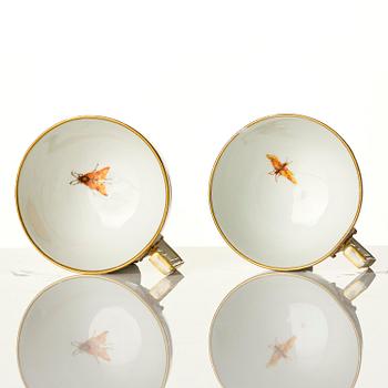 A pair of ornitological Meissen cups with saucers, period of Marcolini (1774-1814).