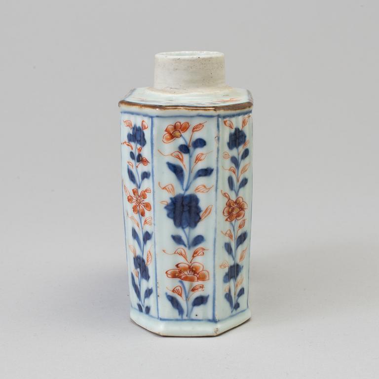 An imari tea caddy, Qing dynasty, Kangxi (1662-1722).