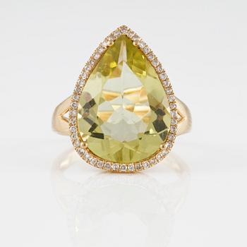 RING, 18K guld med fasettslipad topas ca 7,24 ct samt briljantslipade diamanter ca 0.26 ct. Vikt 5,5 gram.