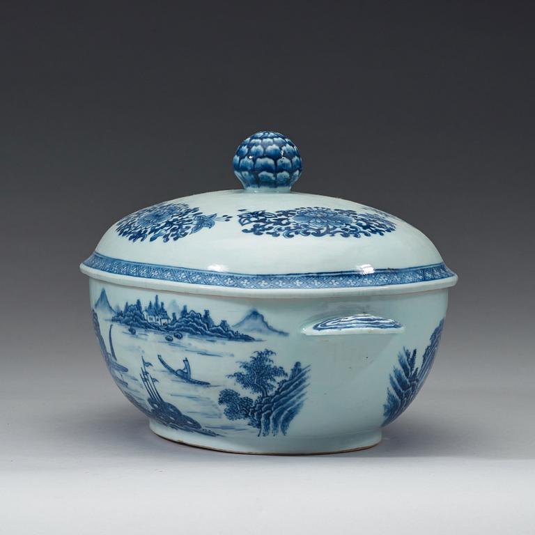 A blue and white export porcelain tureen with cover and stand, Qing dynasty, Qianlong (1736-1795).