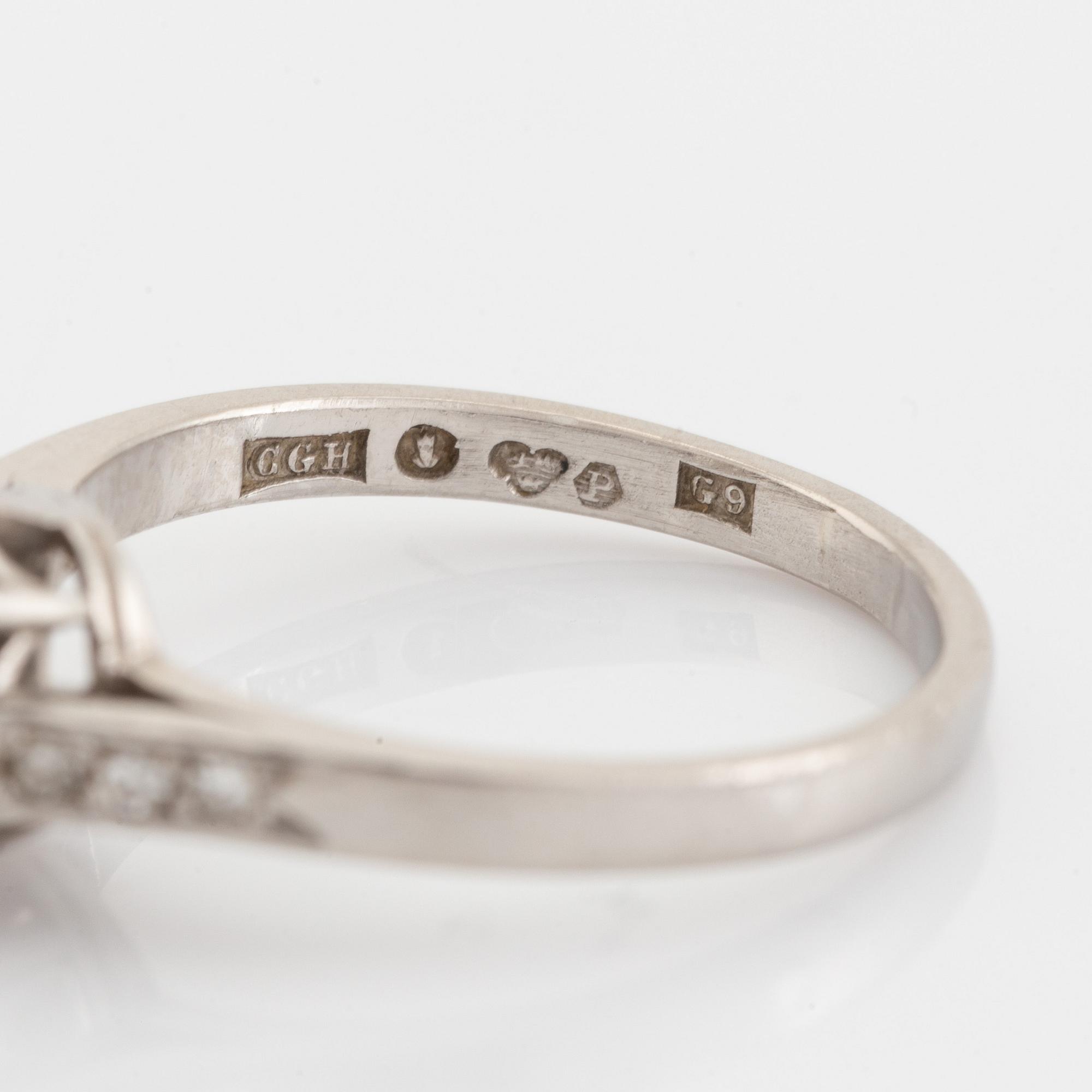 Platinum and old brilliant cut diamond ring, ca 1,75 ct.