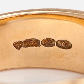 A 14K gold ring set with round brilliant-cut diamonds, and a heart-shaped yellow diamond. Finnish hallmarks 2000.