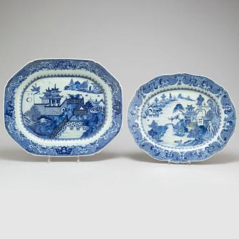 SERVERINGSFAT/STEKFAT, två stycken, kompaniporslin. Qingdynastin, Qianlong (1736-95).