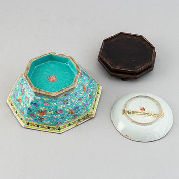 A famille rose bowl, and a dish, Qing dynasty, circa 1900.