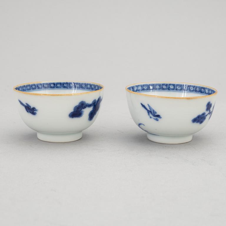 A pair och Chinese blue and white porcelain cups, Qianlong (1736-95).