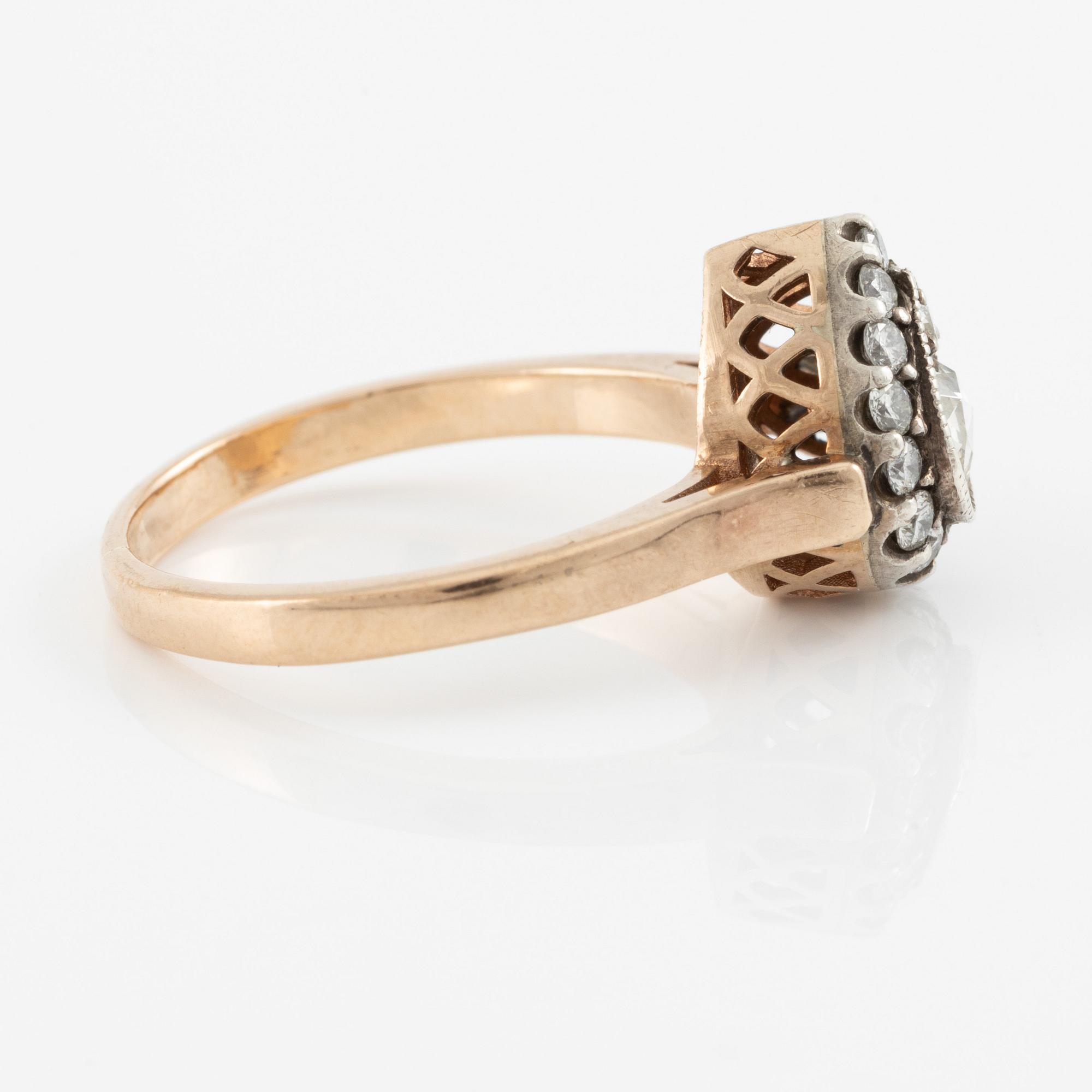 Ring silver och låghaltigt guld med en rosenslipad diamant och runda briljantslipade diamanter.