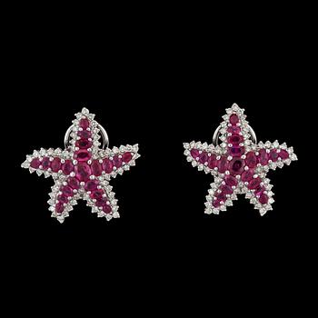 882. ÖRHÄNGEN i form av sjöstjärnor med fasettslipade rubiner samt briljantslipade diamanter.