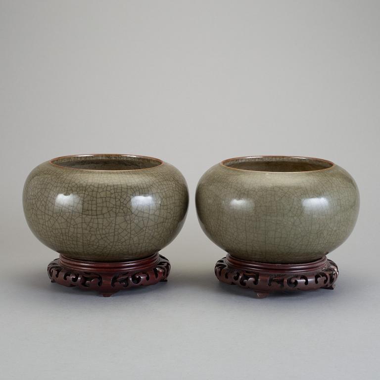 SKÅLAR, ett par, stengods, Kina, modern tillverkning.