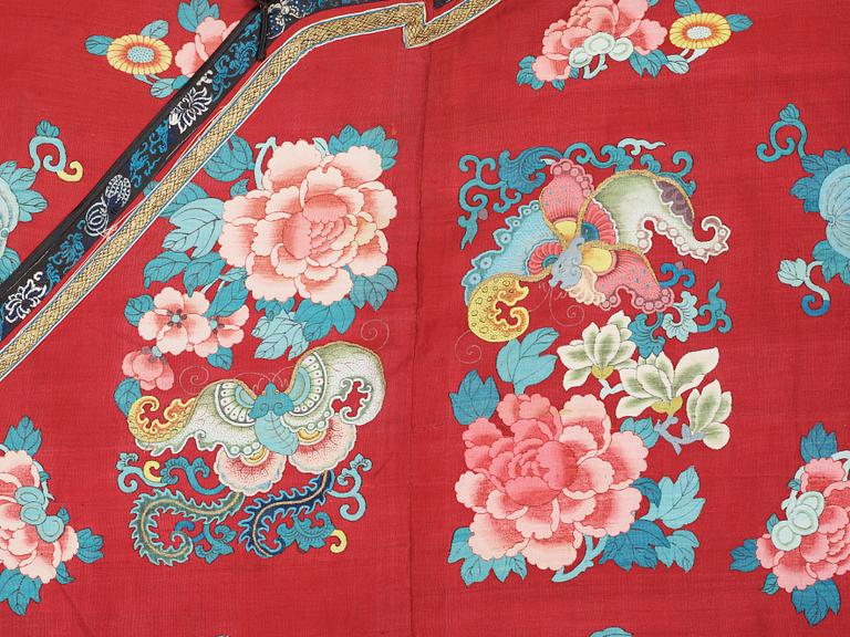 ROBE, kesi-woven silk. China 19th century. Height 142 cm.