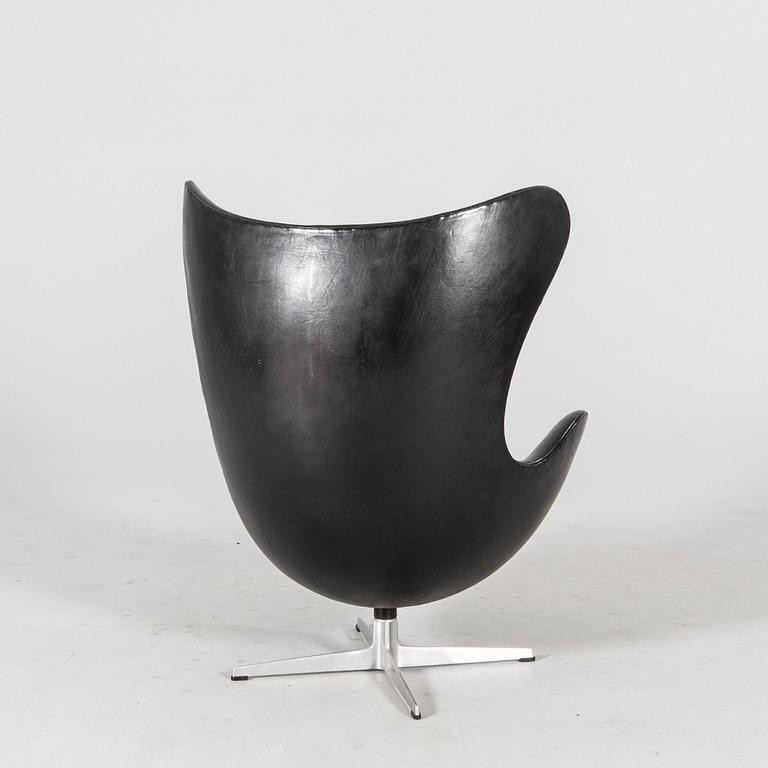 An Arne Jacobsen Ägget armchair for Fritz Hansen Denmark 1968.