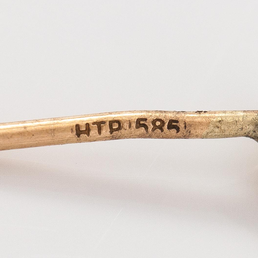 Korvakorupari, 14K kultaa, veistettyjä ametisteja ja synteettisiä safiireja.