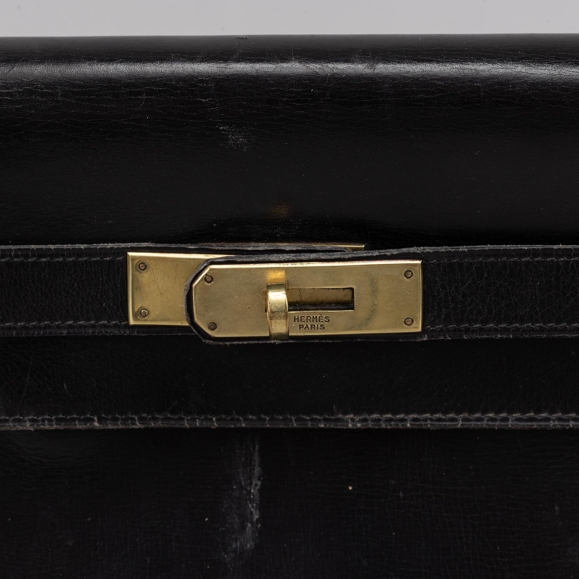 Hermès, a black leather 'Kelly' handbag.