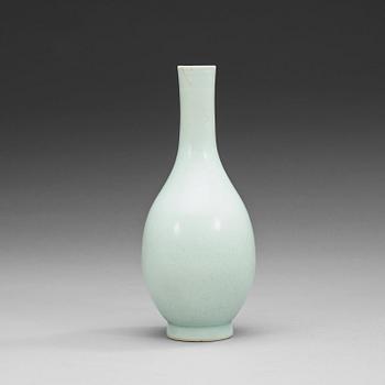 1599. A white glazed vase, Qing dynasty, Kangxi (1662-1722).